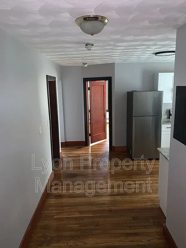 2 bed, 1.0 bath, $1,525 — Photo 2