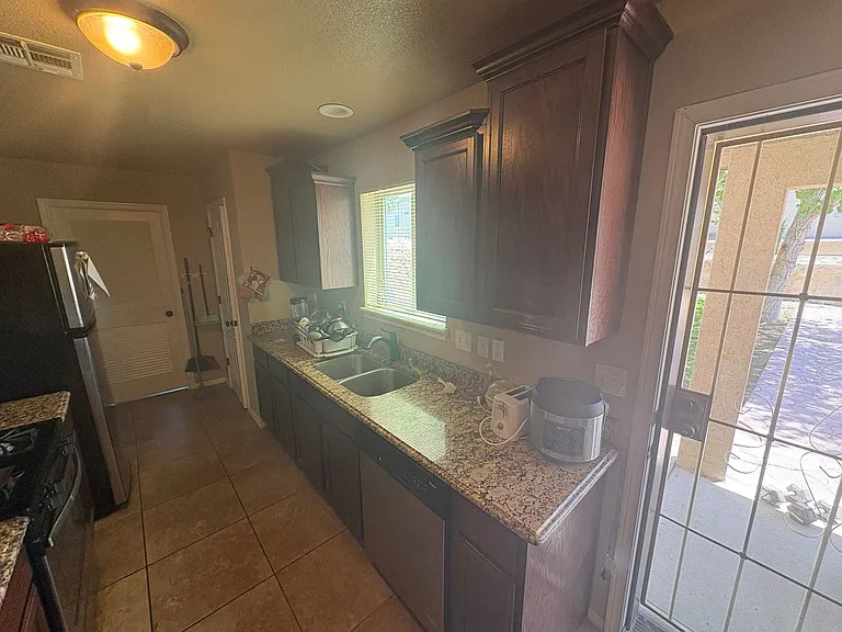 629 Bell Gordon St — Photo 8