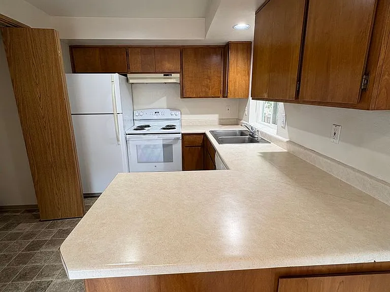 2050 Campus Dr — Photo 5