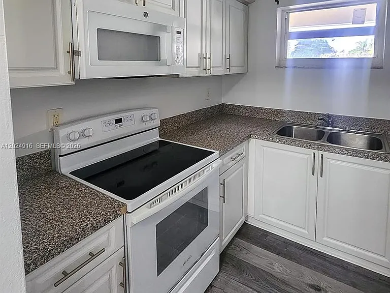 2460 Taylor St #1C — Photo 10