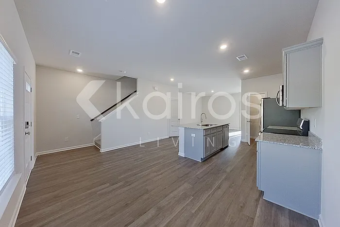 3 bed, 2.5 bath, 1300 sqft, $1,549 — Photo 4