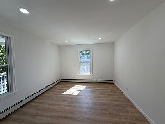 5th image of 935 E Main St #2