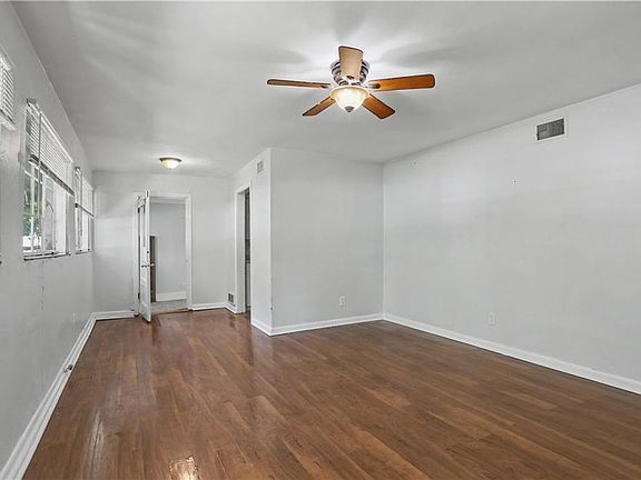 4th image of 937 W 32nd Ter