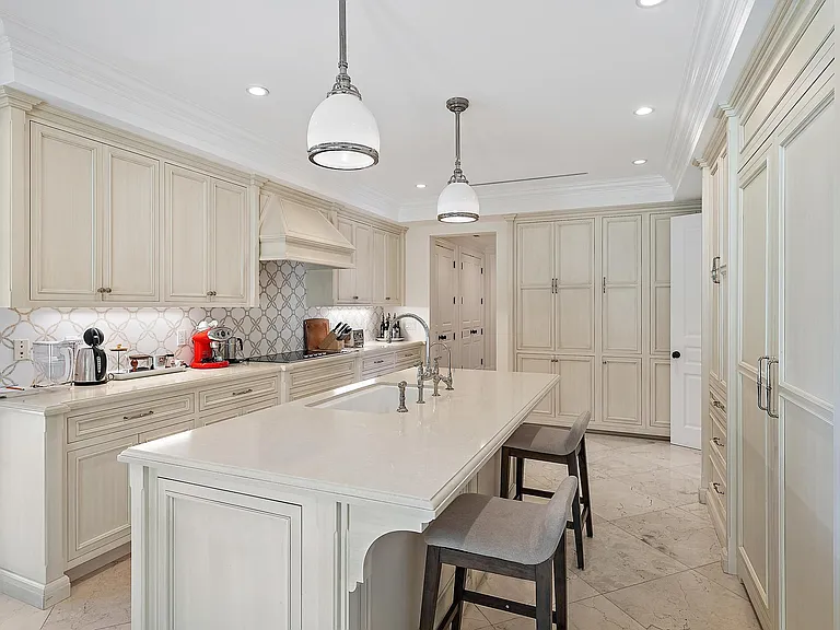210 Emerald Ln — Photo 14