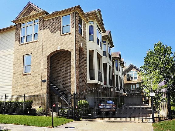 SMALL GATED DEVELOPMENT IN A SUPER LOCATION