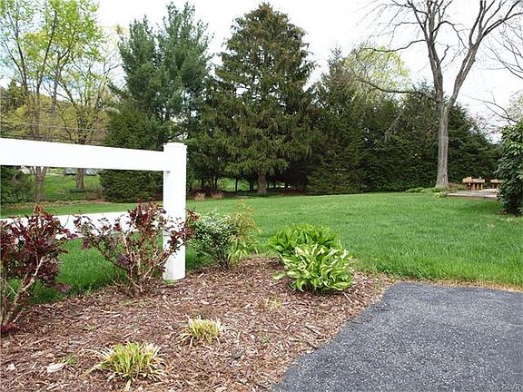 2nd image of 921 Laurel Dr