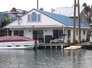 530 N Tomahawk Island Dr, Portland, OR 97217