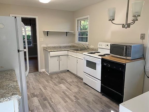 Kitchen: view 1