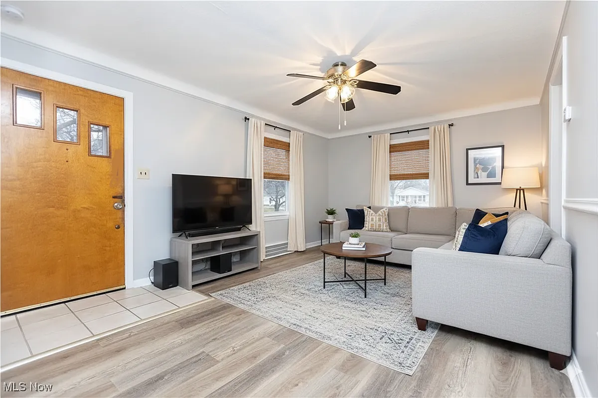 Living - 1612 Longwood Dr