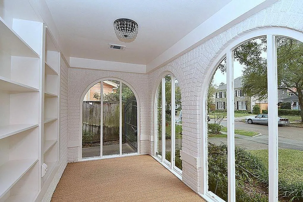4 bed, 2.0 bath, 2252 sqft, $4,300 — Photo 2