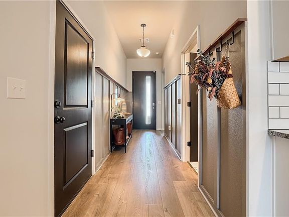 5th image of 15108 Forum Ave