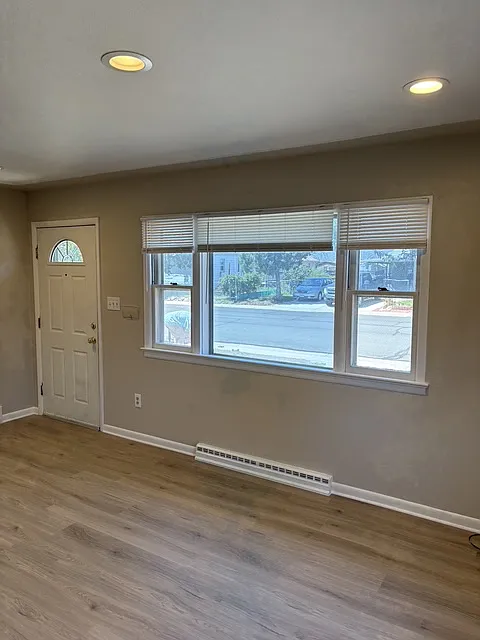 3 bed, 816 sqft, $2,200 — Photo 2