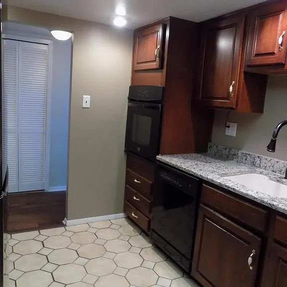 702 Towne Center Dr — Photo 10