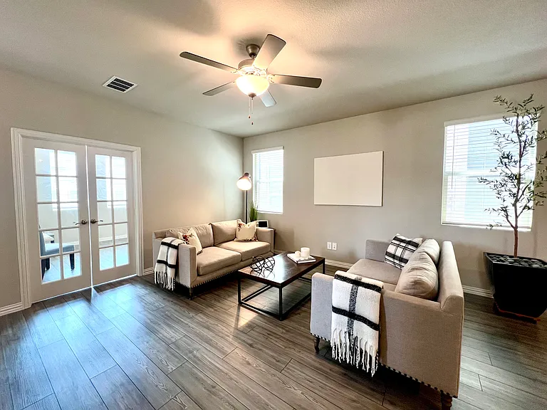 2629 Gateway Ave — Photo 3