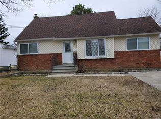 243 32nd St, Lindenhurst, NY 11757