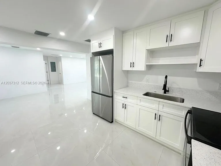 1473 NE 30th Ct — Photo 3