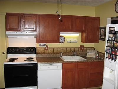 2nd image of 6 Lakeshore Ct