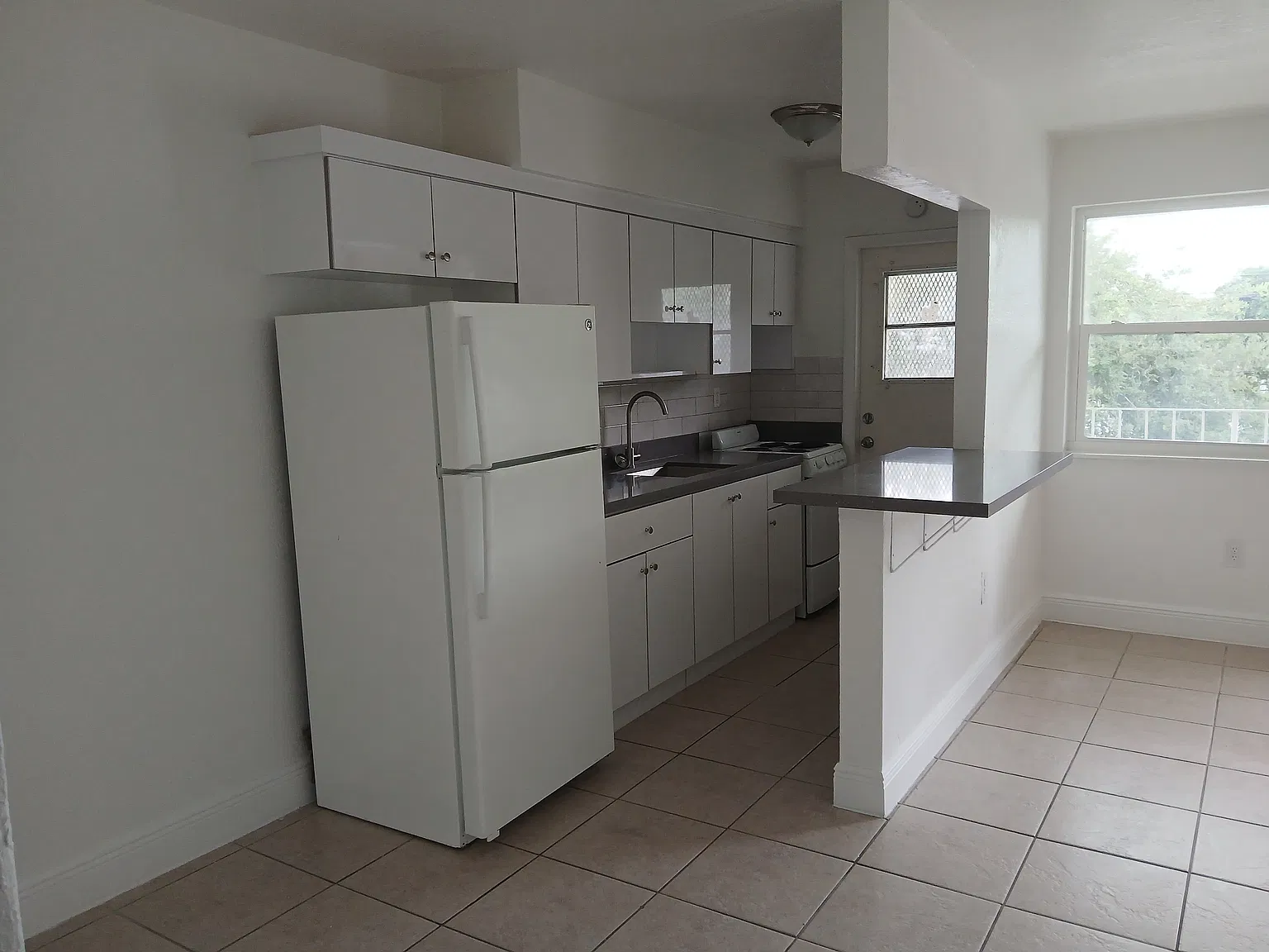 5805 NW 7th Pl — Photo 4