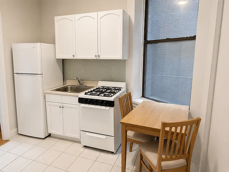 508 9th Ave #2R — Photo 3