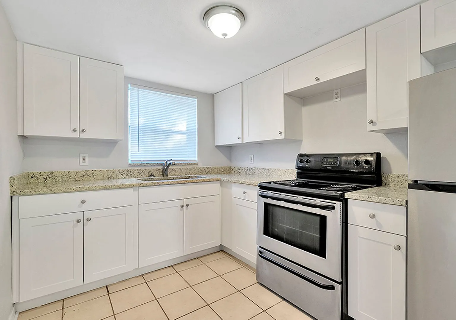 Kenwood - Renovated 1 & 2 Bedrooms — Photo 2