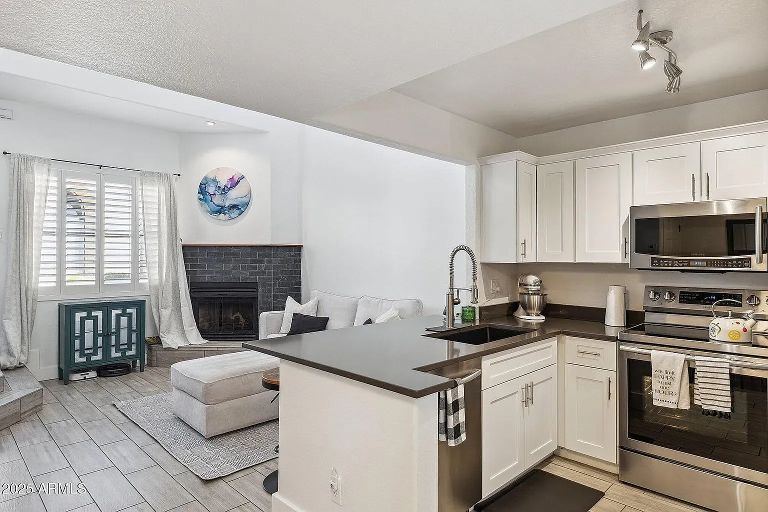 2 bed, 937 sqft, $2,500 — Photo 2
