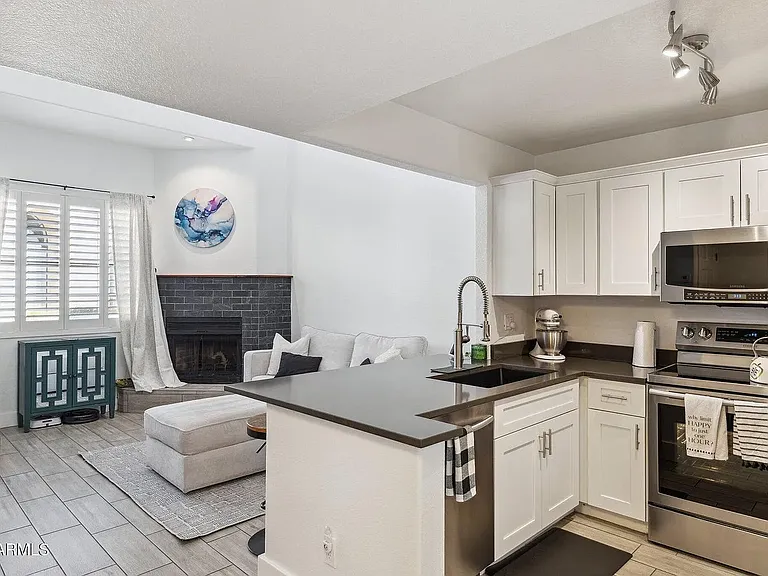 1025 E Highland Ave #6 — Photo 2