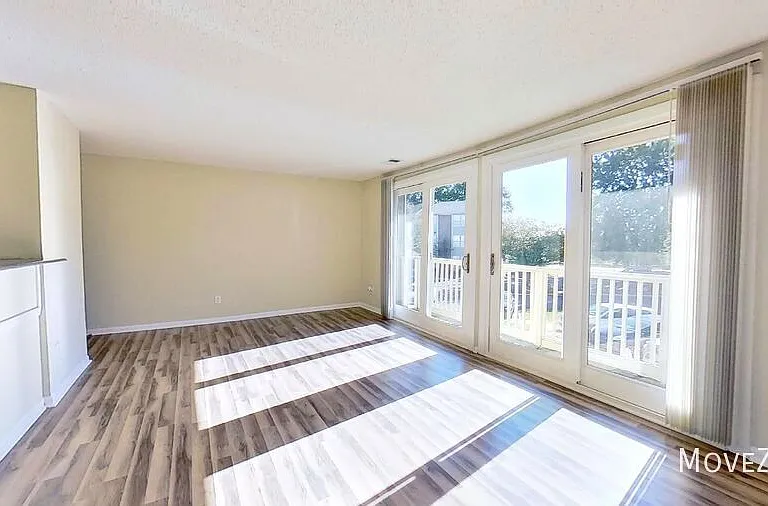 1641 Arlyn Cres E — Photo 8