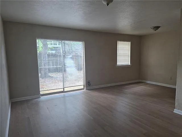 3 bed, 2.0 bath, 1100 sqft, $1,250 — Photo 2
