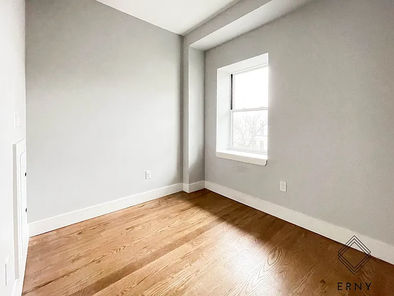 1354 Jefferson Ave #5R — Photo 5