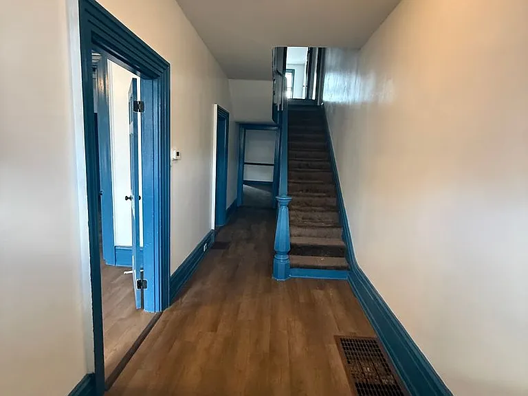 112 E North St — Photo 2