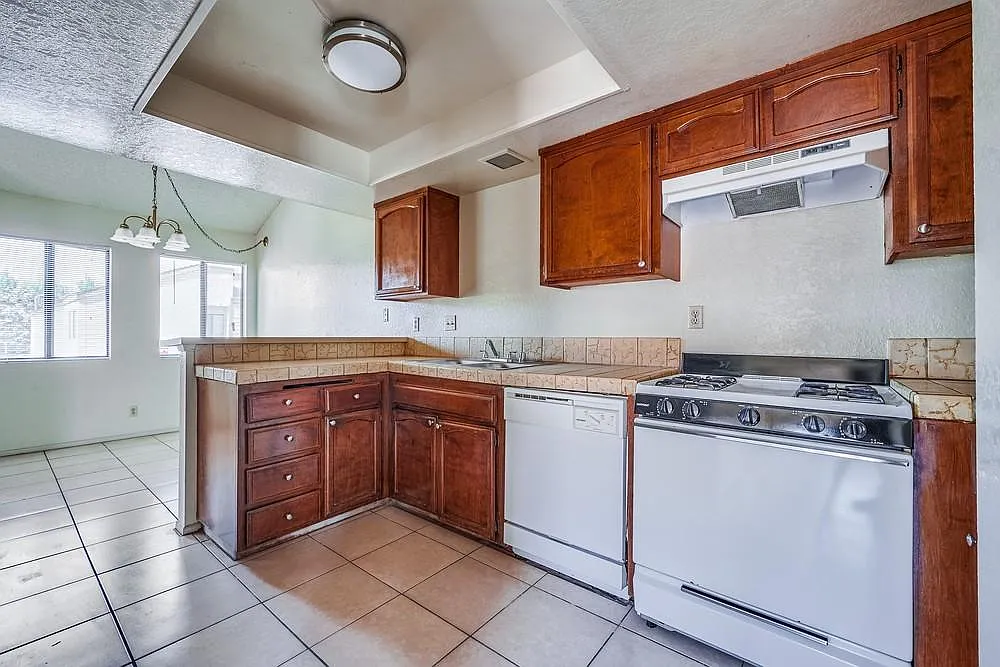 322 N San Antonio Ave — Photo 2