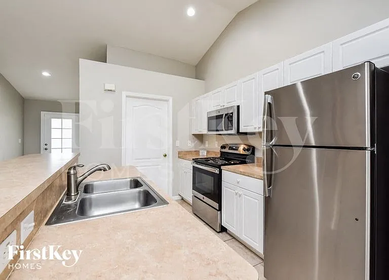 1211 NW 12th Pl — Photo 6