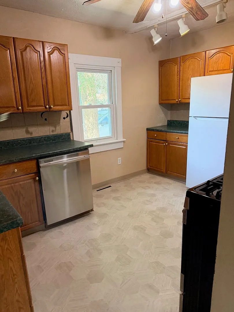 Large Home For Rent — Photo 3