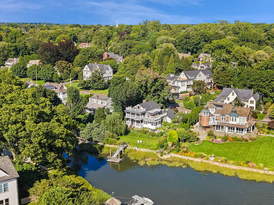 26 Beach Dr