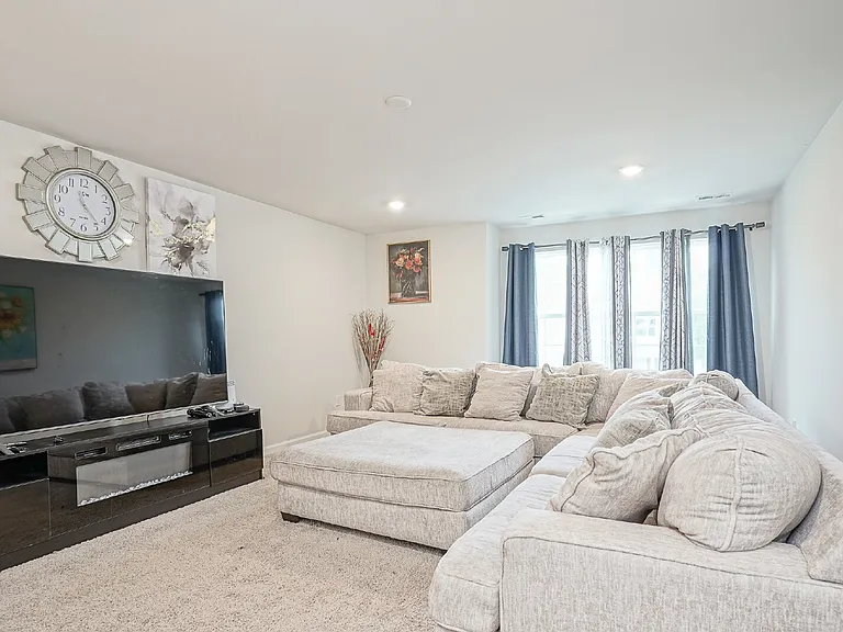 32 Westmont Dr #4 — Photo 11