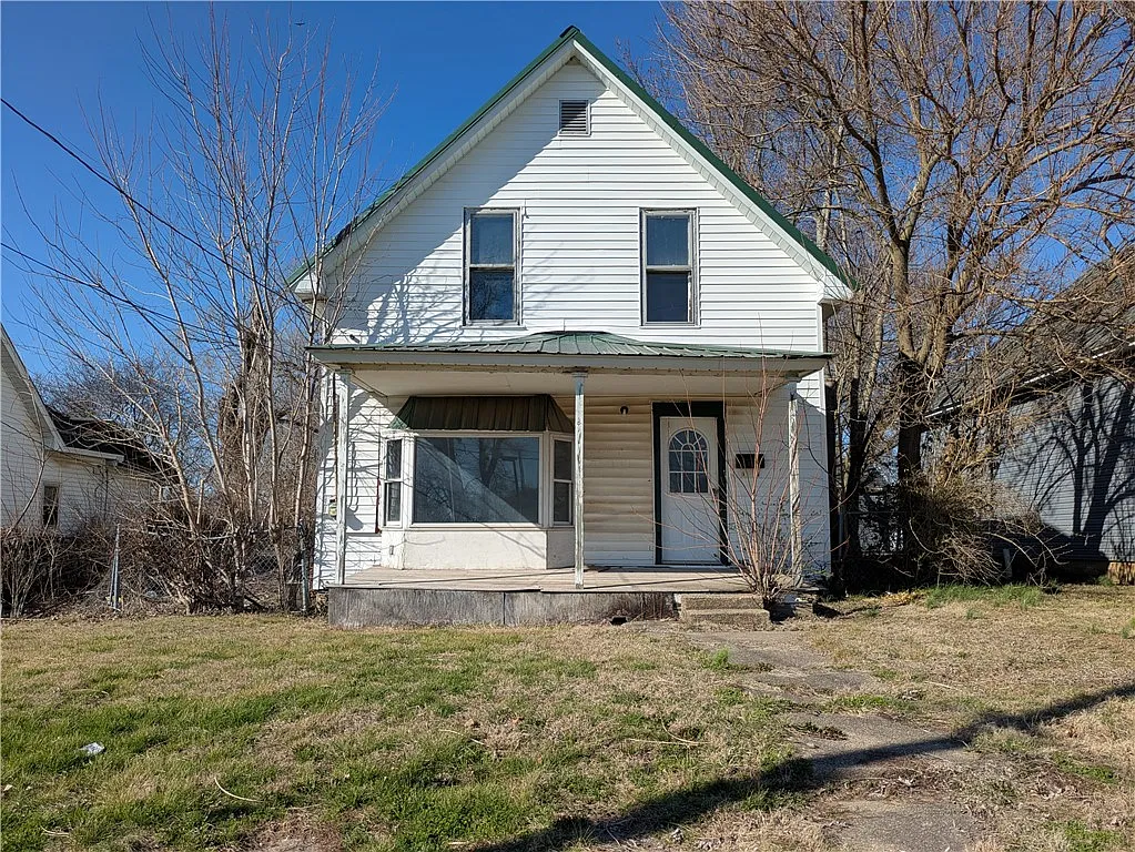 823 Maple Ave photo 1