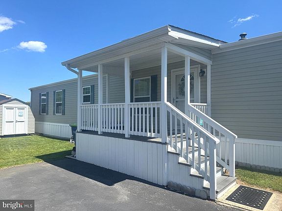 2nd image of 10 Lantern Ln