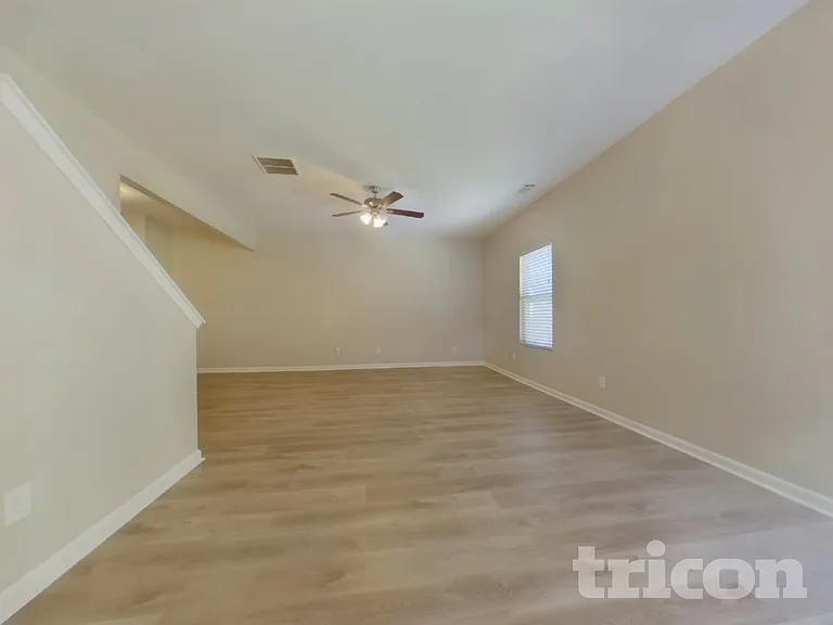 1042 Sutherland Dr — Photo 2