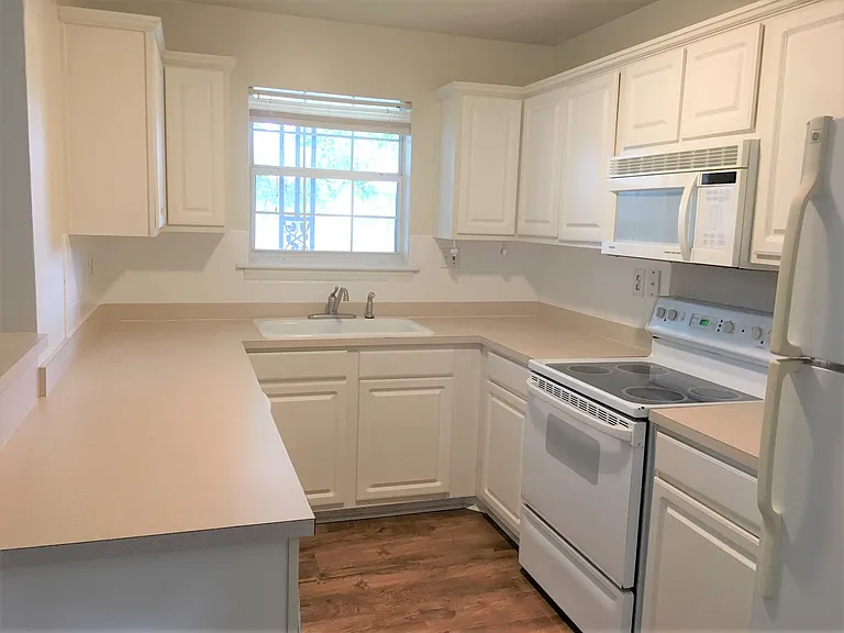 516 Arlington Dr — Photo 2