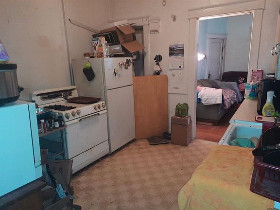 4th image of 62 N Pine Ave