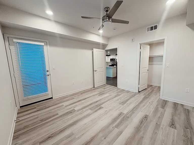 6332 Woodman Ave #5 — Photo 3