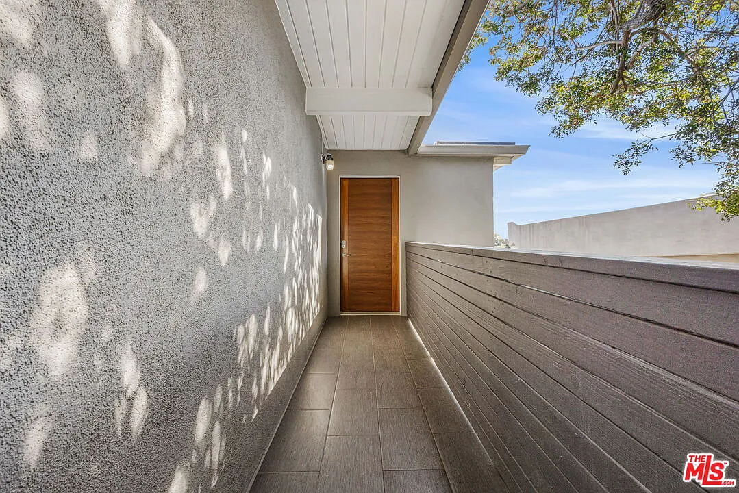 3 bed, 4.0 bath, 2304 sqft, $9,999 — Photo 3