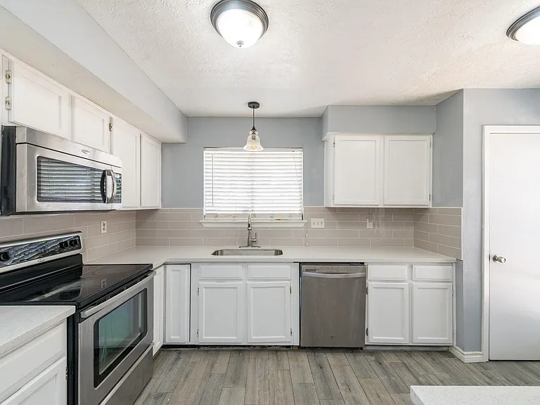 3323 Silverside Dr — Photo 6