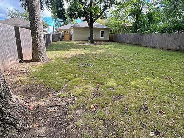 817 W Lamar St — Photo 17