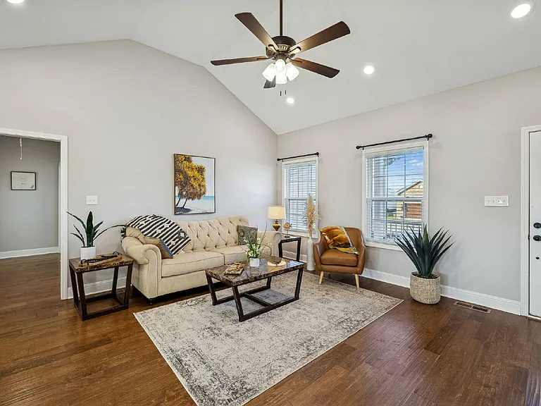 207 Bedford Ct — Photo 4