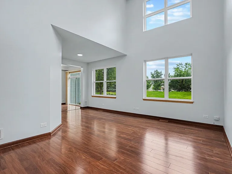 937 Emerald Dr — Photo 4