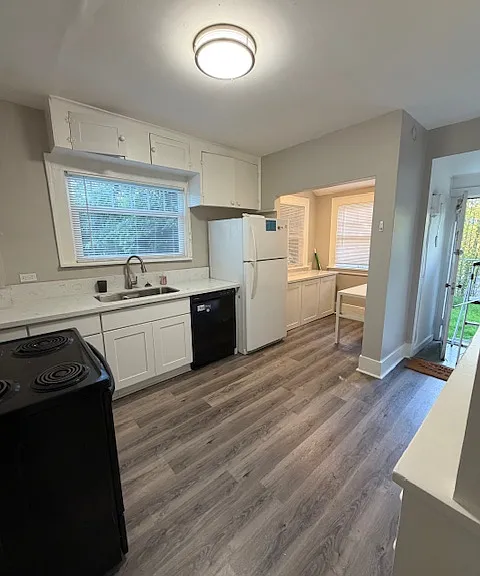 6807 N Fiske Ave — Photo 2