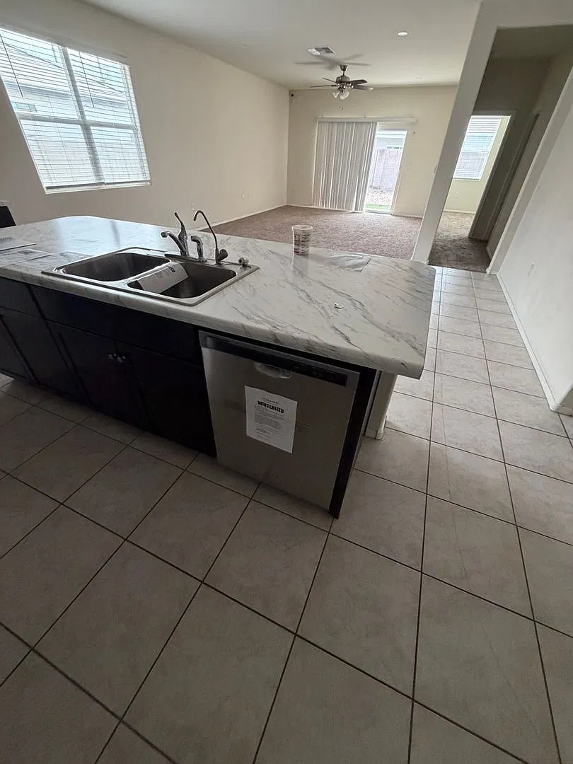 New Build - Pristine Condition! Coolidge 4 Bed 2 Bath W/3 Car Garage — Photo 3