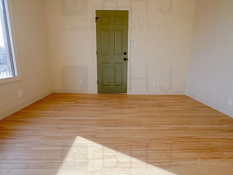 219 E Burkitt St — Photo 16
