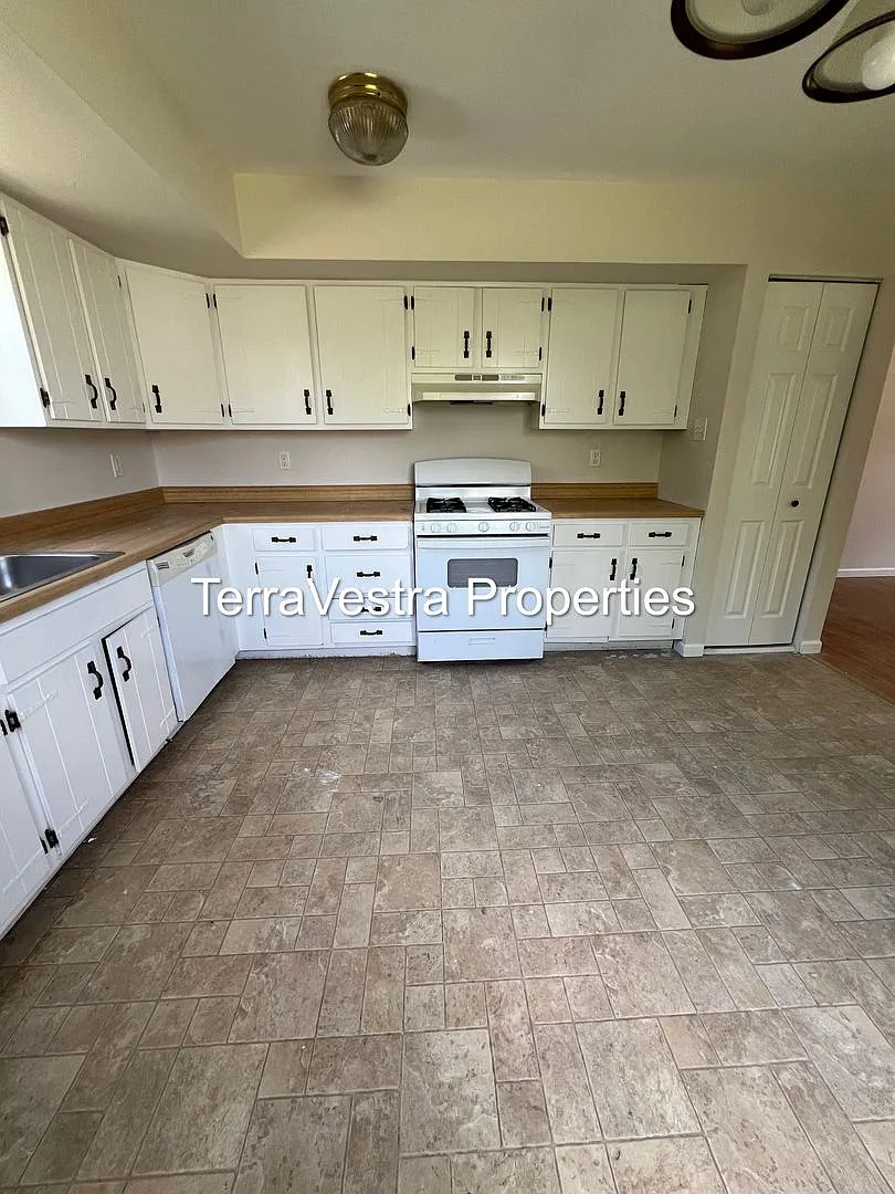 13-15 Grasmur Court — Photo 2